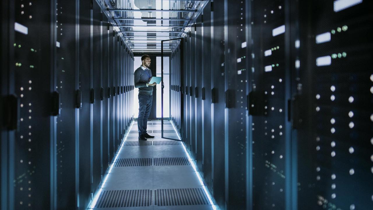 Data Center là một hệ thống được thiết kế để lưu trữ, quản lý, xử lý và truyền dữ liệu của các tổ chức, doanh nghiệp